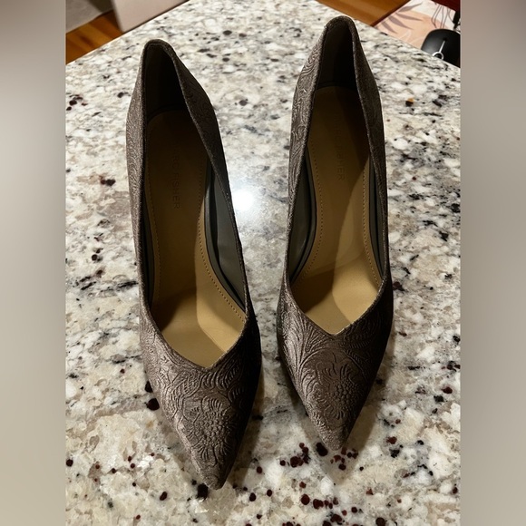 Marc Fisher Grey Caitlin Velvet Pointed Toe Pump Size 8.5 - Picture 2 of 8
